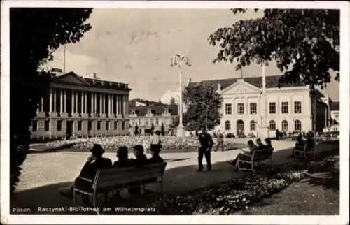 Ak Poznań Posen, Raczynski-Bibliothek, Wilhelmsplatz, Menschen auf Bänken, Bäume