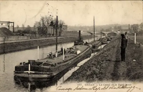 Ak Sedan Ardennes, Schiffe im Kanal, Brücke, Uferbewuchs, Person am Ufer