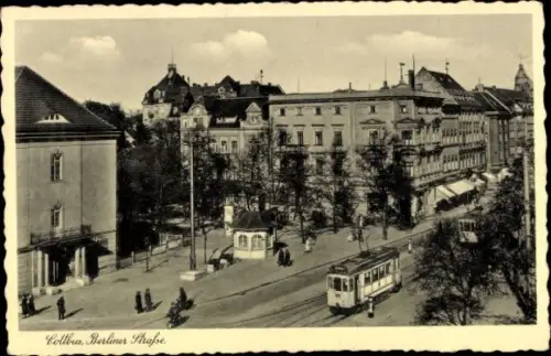 Ak Cottbus in der Niederlausitz,  Berliner Straße, Straßenbahn, Menschen, Bäume
