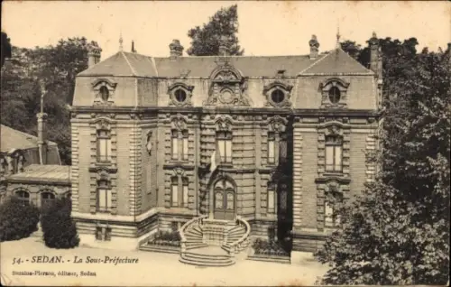 Ak Sedan Ardennes, Vorderansicht eines Gebäudes, La Sous-Préfecture,  Bäume im Vordergrund