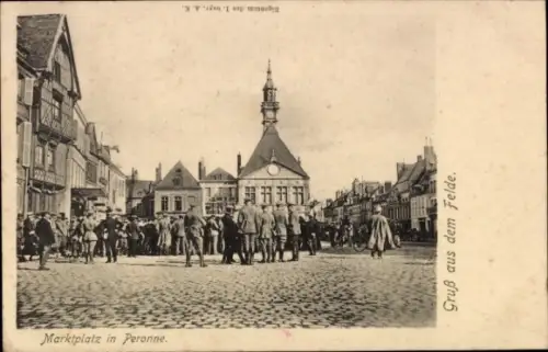 Ak Péronne Somme, Marktplatz in  Menschenmenge, Uhrturm, Schwarz-Weiß-Foto