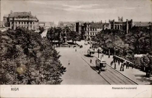 Ak Riga Lettland,  Alexanderboulevard, Straßenbahn, Bäume, Menschen