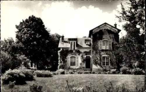 Ak Rogny les Sept Écluses Yonne, Haus umgeben von Garten, Bäume, sonniger Himmel, malerische Atmo