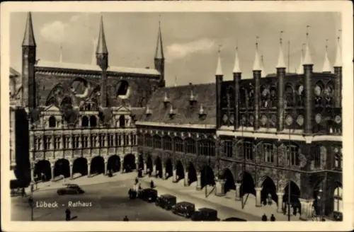 Ak Hansestadt Lübeck, Lübeck - Rathaus,  Gebäude, Autos, Menschen
