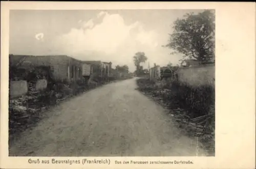 Ak Beuvraignes Somme, Schwarze und weiße Fotografie, Dorfstraße, Zerstörung,  Frankreich