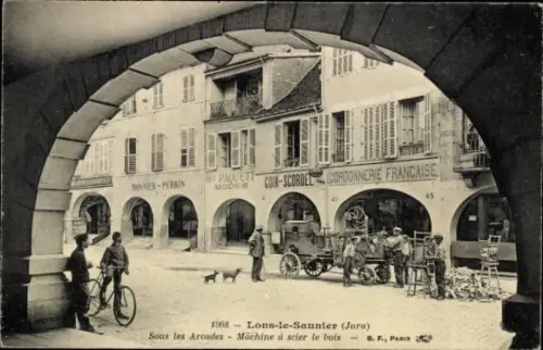 CPA Lons le Saunier Jura, Sous les Arcades, Machine à scier le bois