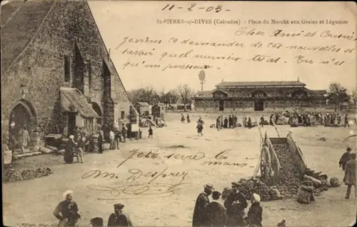 CPA Saint Pierre sur Dives Calvados, Place du Marché aux Grains et Légumes