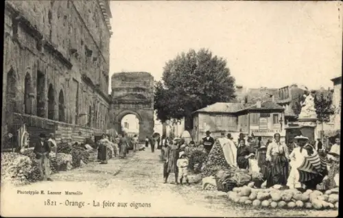 Ak Orange Vaucluse, La foire aux oignons, Blick auf den Markt