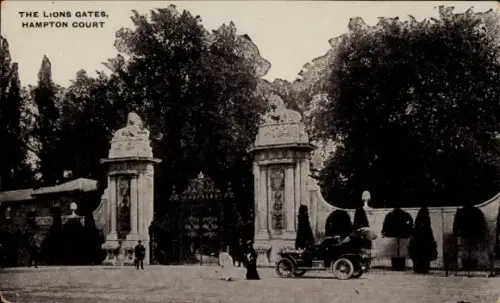 Ak Richmond upon Thames London England, Hampton Court, Eingangstor mit Löwenfiguren, Auto, Bäume,