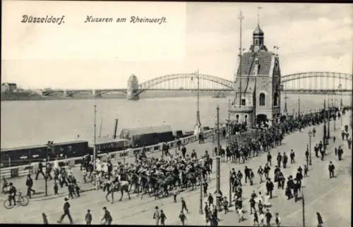 Ak Düsseldorf am Rhein, Husaren am Rheinwerft