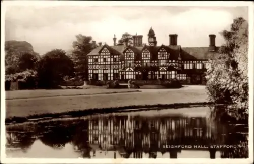 Ak Stafford West Midlands England, Seighford Hall,  Gebäude, Wasser, Schwarz-Weiß-Foto