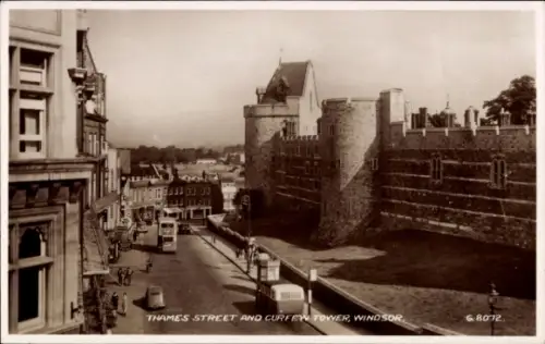 Ak Windsor Berkshire England, Thames Street, Curfew Tower,   Fotografie, 