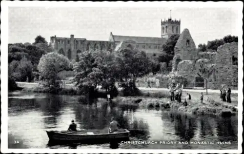 Ak Christchurch Dorset England, Christchurch Priory, monastische Ruinen, Boot auf dem Wasser, Men