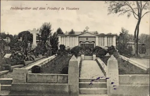 Ak Vouziers Ardennes, Heldengräber, Friedhof,  Grabstätten, Kreuz