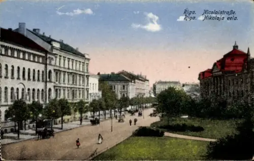 Ak Riga Lettland,  Nicolaistraße, Menschen, Pferdekutschen, Bäume, Häuser