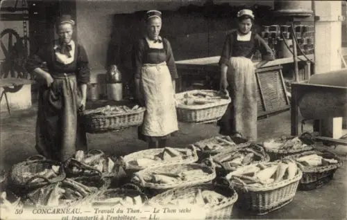CPA Concarneau Finistère, Le Thon séché est transporté à l'emboitage