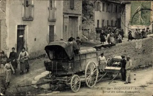 CPA Roquefort-sur-Soulzon, Aveyron, Sortie des Caves Fromagères