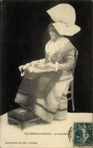 Ak Villedieu les Poêles Manche, Klöpplerin in Tracht
