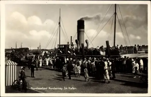 Ak Nordseebad Norderney Ostfriesland, Menschenmenge, Dampfschiff, Hafen, Nordseebad Norderney