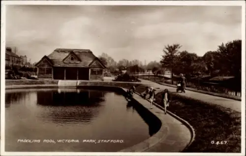 Ak Stafford West Midlands England, Paddling Pool, Victoria Park,  Teich, Spaziergänger