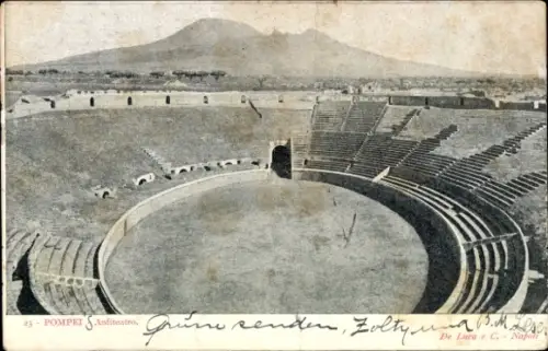 Ak Pompeji Pompei Campania, Amphitheater  Berg Vesuv im Hintergrund, Schwarz-Weiß Bild
