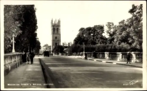 Ak Oxford Oxfordshire England, Magdalen Tower, Brücke,  Menschen auf der Straße, Schwarz-Weiß-Fot
