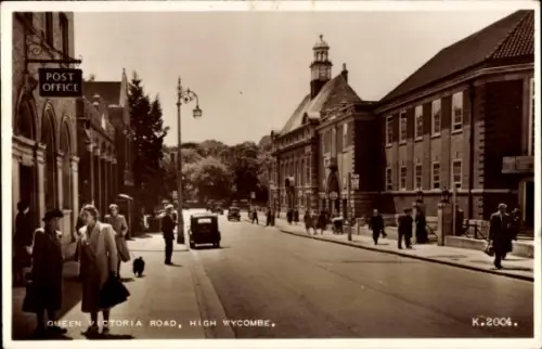 Ak High Wycombe Buckinghamshire England, Postamt, Queen Victoria Road,  Menschen, Autos
