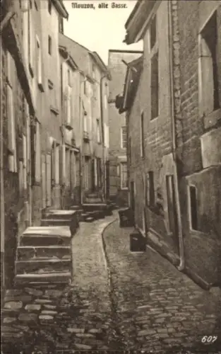 Ak Mouzon Ardennes,  alte Gasse, enge Straße, Häuser, Steine, Schwarz-Weiß
