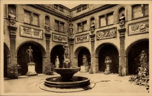 Ak Toulouse Haute Garonne, Innenhof mit Brunnen, Statuen, Säulen,  Kunstwerke