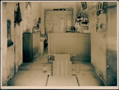 Foto Brest Finistère, Gebäude, Innenansicht, Schränke, Flaschen