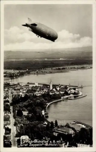 Ak Friedrichshafen am Bodensee, Fliegeraufnahme Luftschiff Graf Zeppelin über der Stadt