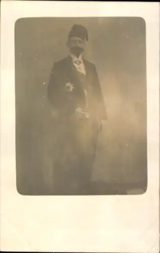 Foto Ak türkischer Mann mit Fez und Zigarette, Standportrait
