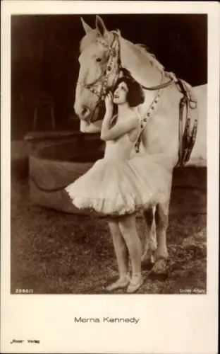 Ak Schauspielerin Merna Kennedy, Filmszene mit Pferd