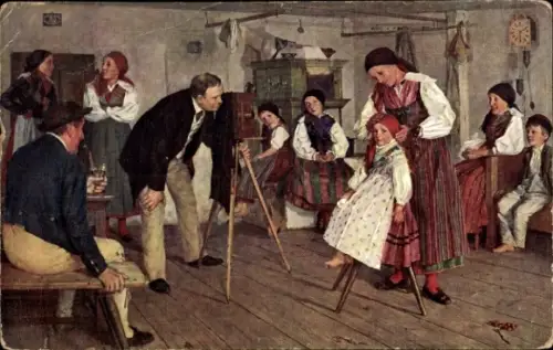 Künstler Ak Menschen in tschechischen Trachten, Mädchen wird fotografiert, Fotograf