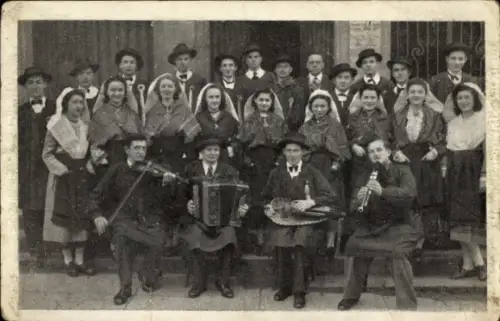 Ak Männer und Frauen in Tracht, Gruppenbild