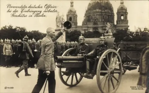 Foto Ak Berlin Mitte, verwundeter deutscher Offizier bei der Einbringung eroberter Geschütze