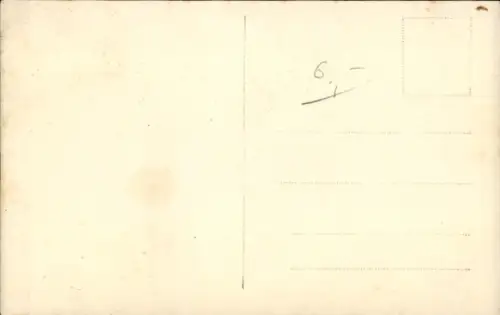 Foto Ak Berlin Mitte, verwundeter deutscher Offizier bei der Einbringung eroberter Geschütze