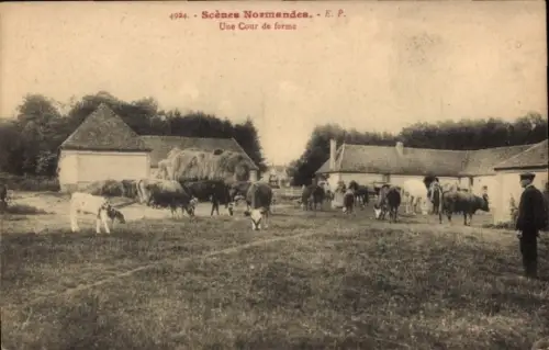 CPA Scènes Normandes, Une Cour de ferme