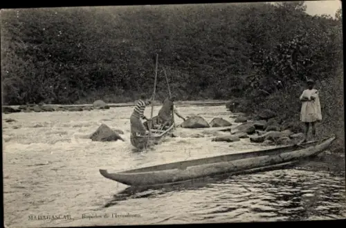 Ak Madagaskar Madagascar, Flusslandschaft, Einbaum, Fischer, Madagascar