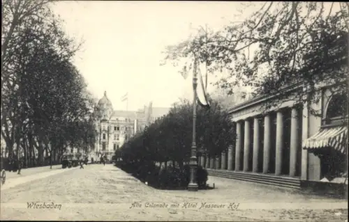 Ak Wiesbaden in Hessen,  Alte Colonade, Hotel Nassauer Hof, Bäume, Straßenansicht