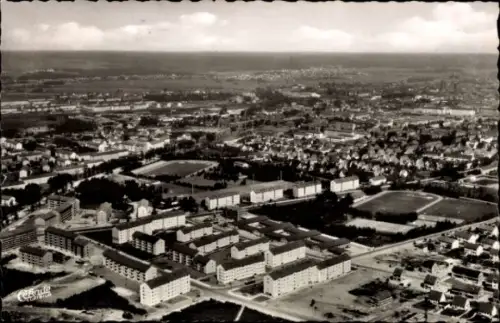 Ak Erlangen in Mittelfranken Bayern, Luftaufnahme einer Stadt, Wohngebäude, Sportplatz, Felder
