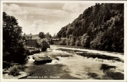 Ak Altenmarkt an der Alz Oberbayern, Wasserfall, Fluss, Bäume, Gebäude, Altenmarkt a. d. Alz
