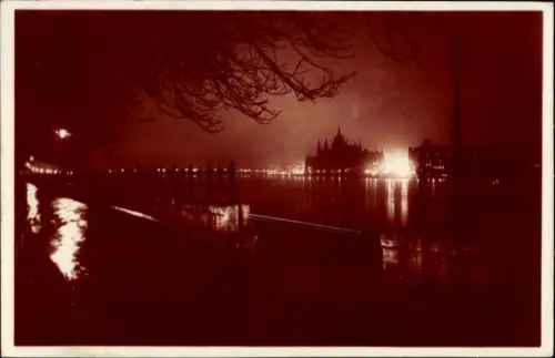 Ak Budapest Ungarn, Nachtaufnahme, Parlament,  Wasserreflexionen, Beleuchtung