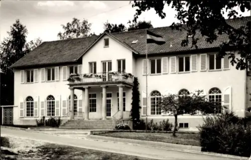 Ak Bad Kissingen Unterfranken Bayern, Haus mit Säulen, Flagge, Fenster, Garten, Straße