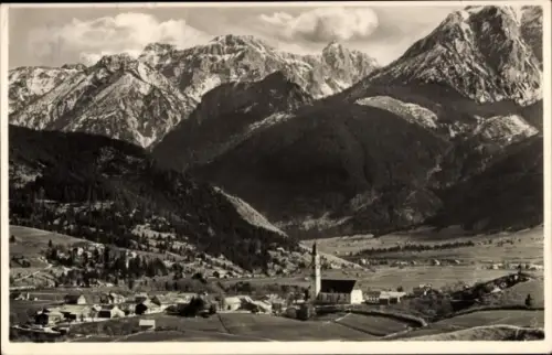 Ak Pfronten im Allgäu, Berglandschaft, Kirche, kleine Häuser,  Schwarz-Weiß-Foto