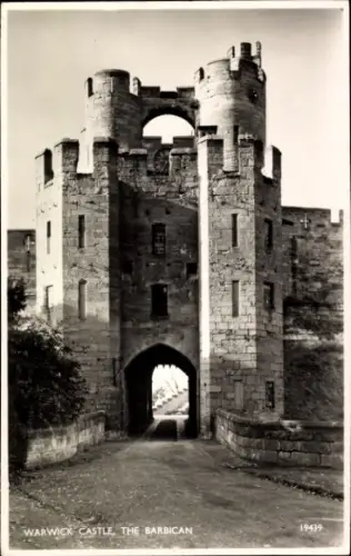 Ak Warwick Warwickshire England, Warwick Castle, der Barbican,  Burg, schwarz-weiß Bild