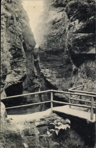 Ak Kirnitzschthal Sebnitz Böhmische Schweiz, Schlucht mit Holzbrücke, Felsen, Wasserlauf