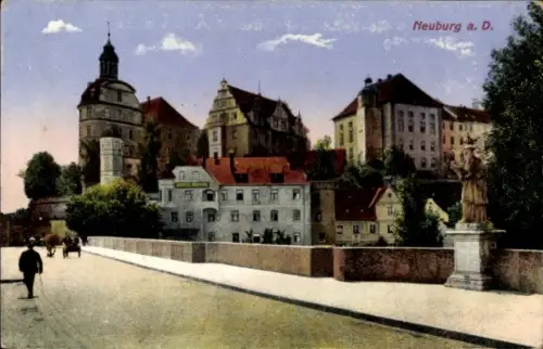 Ak Neuburg an der Donau Oberbayern,  Schloss, Hotel, Brücke, Statue, Menschen