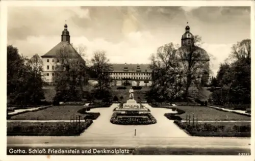 Ak Gotha in Thüringen, Schloss Friedenstein, Denkmalplatz, Statue, Bäume, 