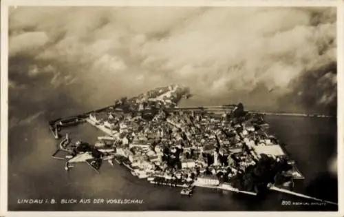 Ak Lindau am Bodensee Schwaben, Luftaufnahme von  Blick auf die Stadt, Wasser, Wolken